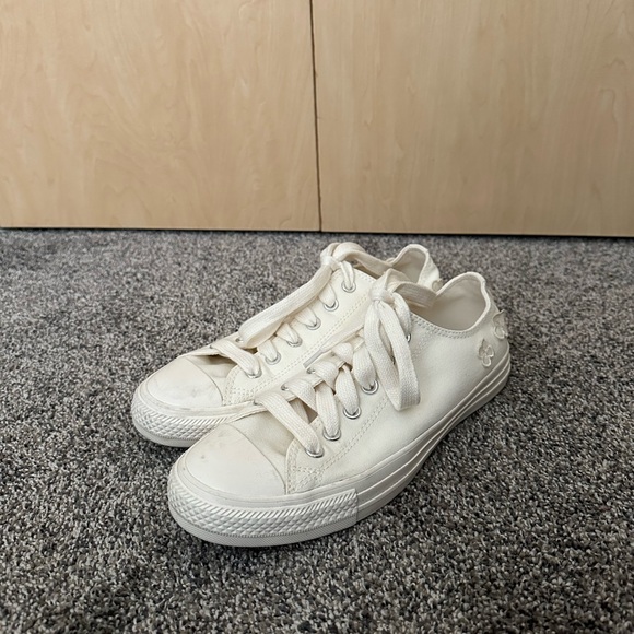 White lace up converse with flower detailing - Picture 1 of 5